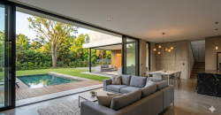 Casa Minimalista de Diseño con Piscina y Galería